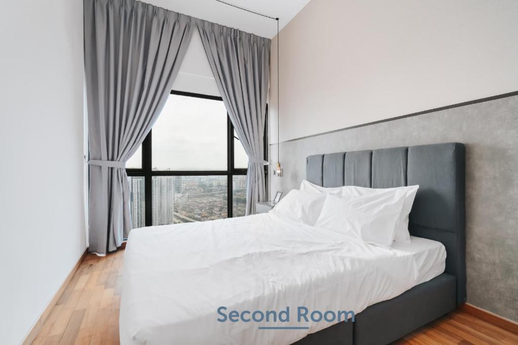 Nowhere 2br & 2bath With Balcony @ Reizz Residences *