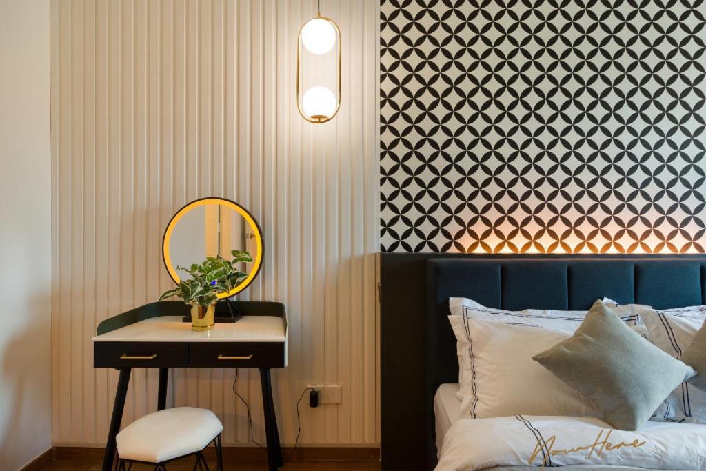 Nowhere 2br & 2bath With Balcony @ Reizz Residences Apartment *