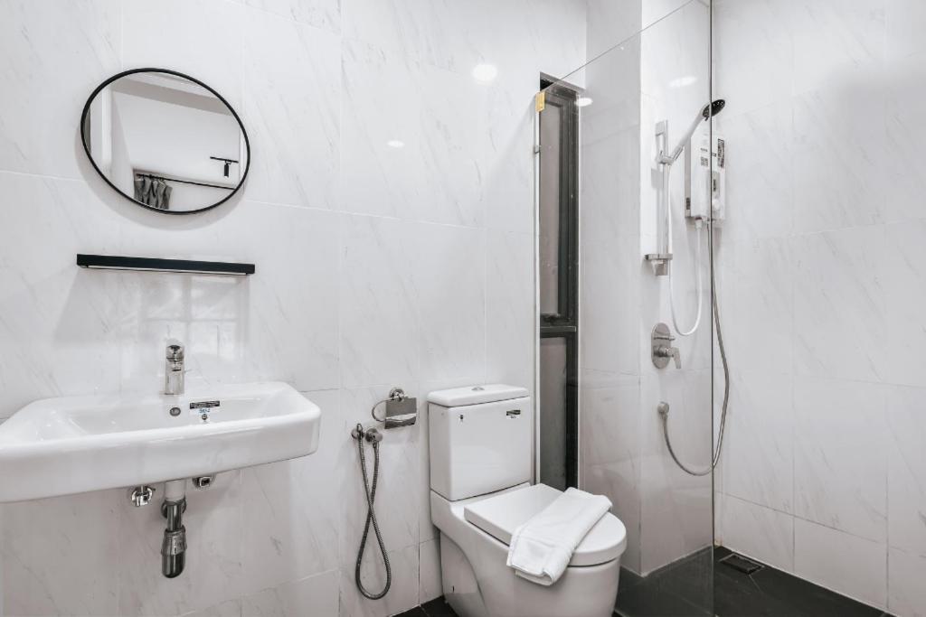 Nowhere 2br & 2bath With Balcony @ Reizz Residences Apartment Kuala Lumpur