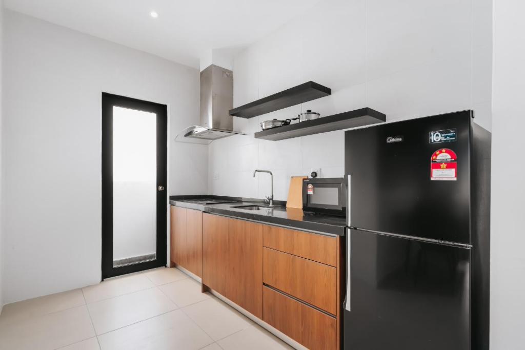 Nowhere 2br & 2bath With Balcony @ Reizz Residences *