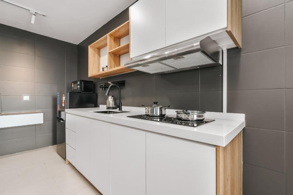 Nowhere 2br & 2bath With Balcony @ Reizz Residences Apartment Kuala Lumpur